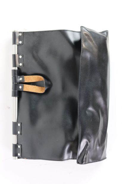 Réunion d'un sac en cuir fermeture en métal...