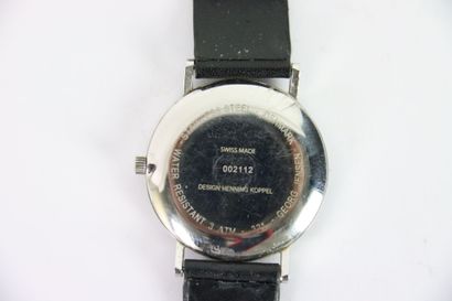 Georg JENSEN. 
Montre à fond noir bracelet...