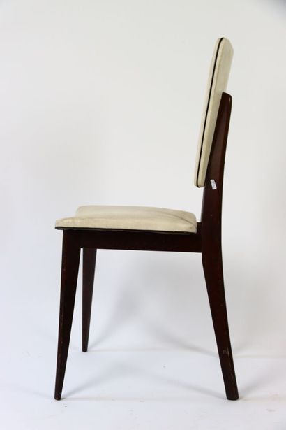 Suite de six chaises en bois, dossier et...