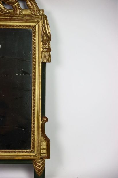 Miroir en bois sculpté doré à décor d'un...