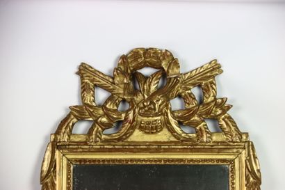 Miroir en bois sculpté doré à décor d'un...