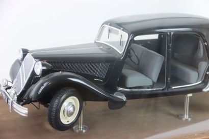 HELLER. Maquette 1/8e de Citroën 15 SIX Traction...