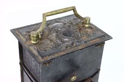 Tourne-broche en fonte. 
H_43cm L_27cm P...