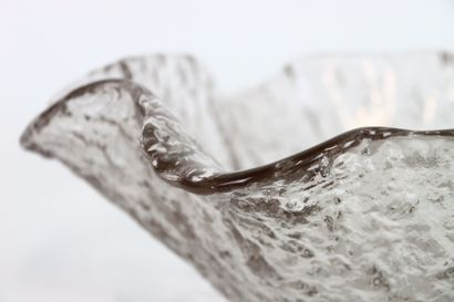 Importante coup en verre à bord polylobés.
Dimensions:...