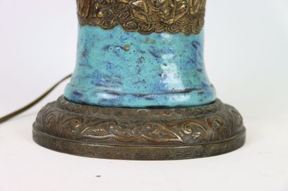 Asie. Travail du XXe siècle. Lampe en bronze...