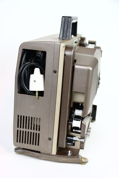 EIKI
Projecteur de cinéma
Modèle Super SLim...