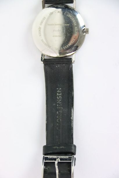 Georg JENSEN. 
Montre à fond noir bracelet...