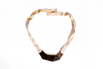 TRAVAIL DU XXème siècle
Collier en acier...