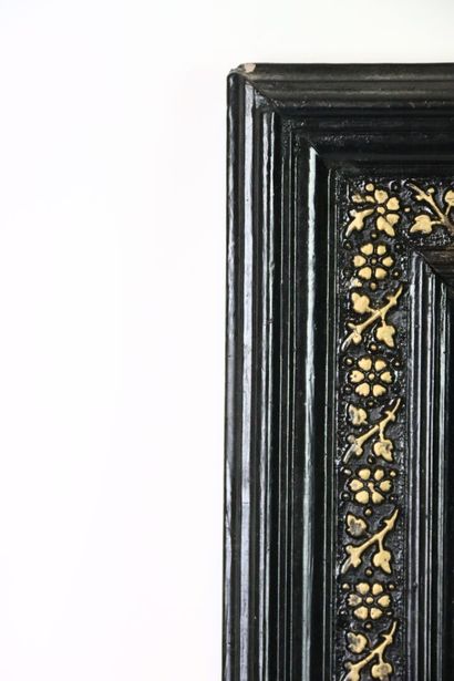 Miroir en bois sculpté à décor de tiges,...