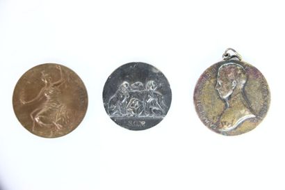 Réunion de 6 médailles :
- Médaille commémorative...