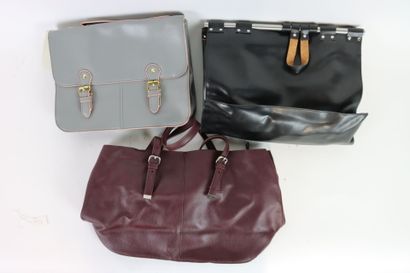 Réunion d'un sac en cuir fermeture en métal...