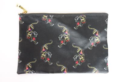 Sandro Paris.
Pochette en tissus imprimé...