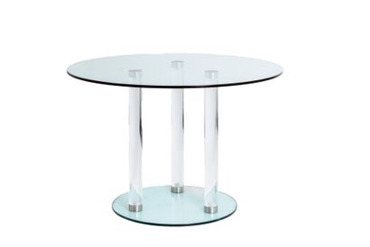 Table et son plateau reposant sur trois pieds...