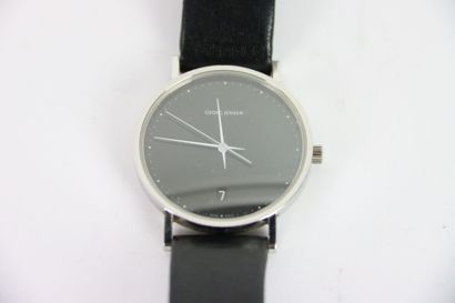 Georg JENSEN. 
Montre à fond noir bracelet...