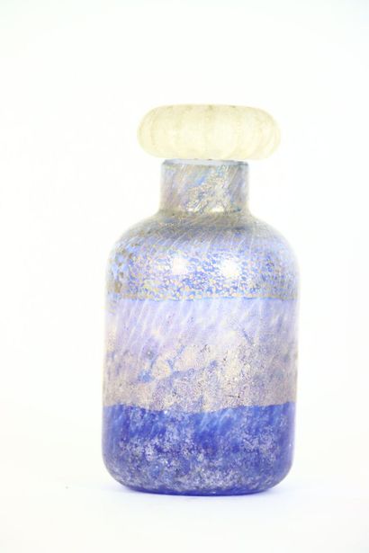Murano.
Petit flacon en verre et paillettes...