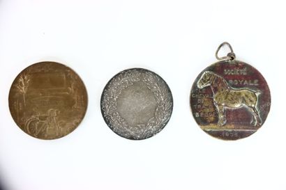 Réunion de 6 médailles :
- Médaille commémorative...