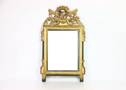 Miroir en bois sculpté doré à décor d'un...