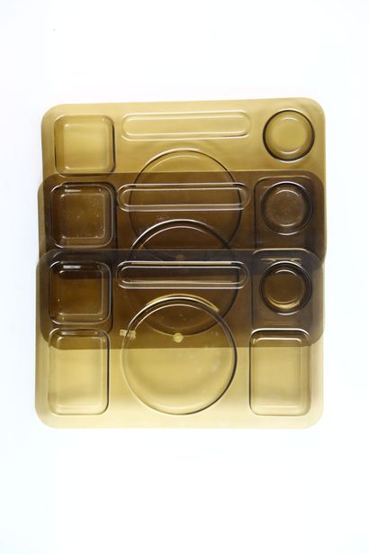 GUZZINI 
Trois plateaux pour repas en plastique...