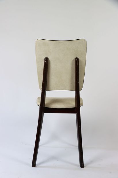 Suite de six chaises en bois, dossier et...