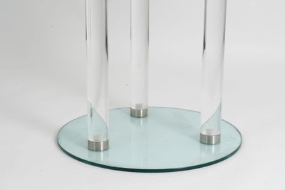 Table et son plateau reposant sur trois pieds...