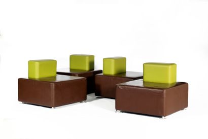 STEELCASE

Suite de quatre chauffeuses cubiques...