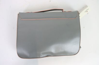 Réunion d'un sac en cuir fermeture en métal...