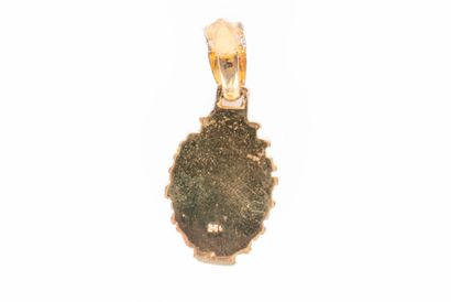 Pendentif en argent.
Serti d'un rubis.
Poids...