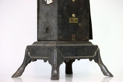 Tourne-broche en fonte. 
H_43cm L_27cm P...