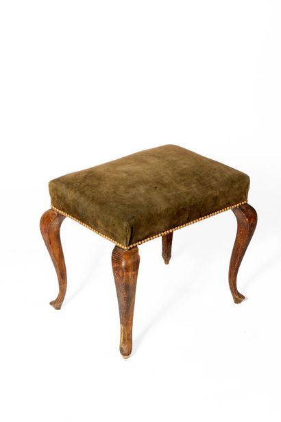 Tabouret ancien clouté gainé de velours vert...