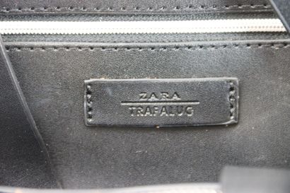 Réunion d'un sac en cuir fermeture en métal...