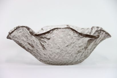 Importante coup en verre à bord polylobés.
Dimensions:...