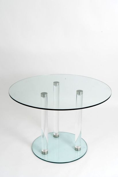 Table et son plateau reposant sur trois pieds...