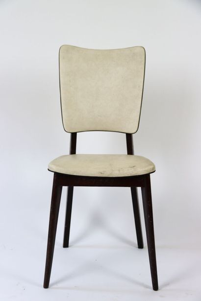 Suite de six chaises en bois, dossier et...