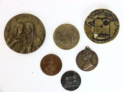 Réunion de 6 médailles :
- Médaille commémorative...
