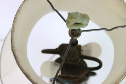 Asie. Travail du XXe siècle. Lampe en bronze...