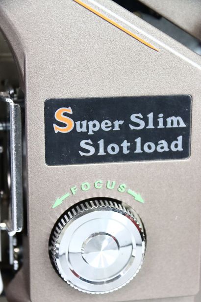 EIKI
Projecteur de cinéma
Modèle Super SLim...