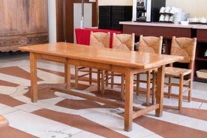 Large circular refectory table opening with...