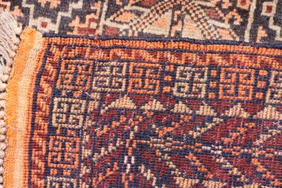 Réunion de 5 tapis:

À.(2). Beloutch afghan...