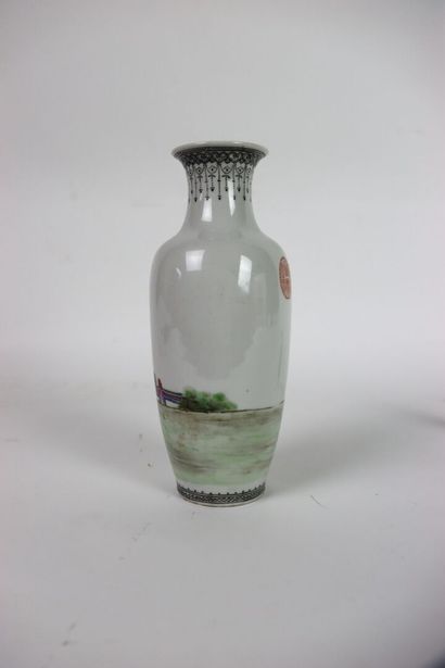 CHINE, travail moderne, 
Vase balustre en...
