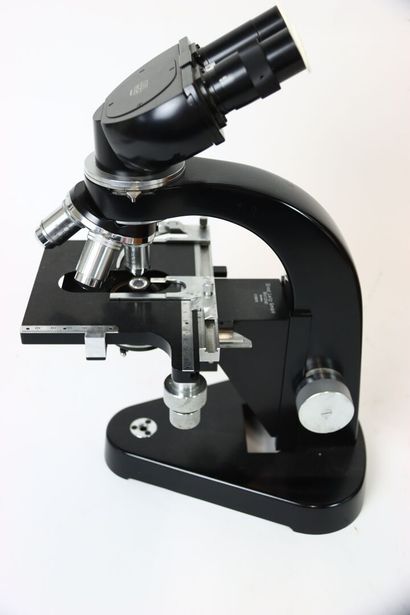Ernst Leitz Wetzlar 
Microscope avec ses...