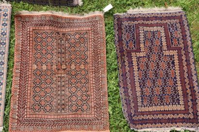 Réunion de 5 tapis:

À.(2). Beloutch afghan...