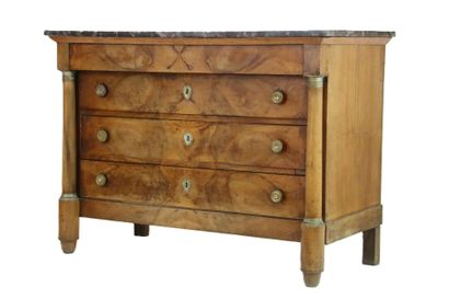 Commode en bois et placage d'acajou flammé...