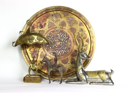 Réunion de :
- Lampe en laiton ciselé et...