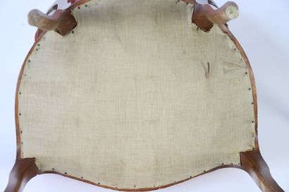 Suite de quatre fauteuils en bois sculpté...