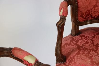 Suite de quatre fauteuils en bois sculpté...