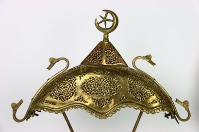 Réunion de :
- Lampe en laiton ciselé et...