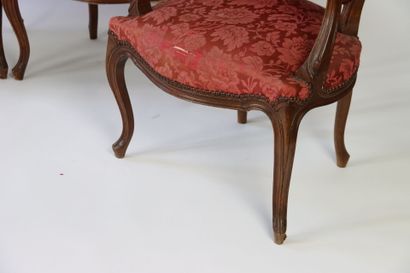 Suite de quatre fauteuils en bois sculpté...