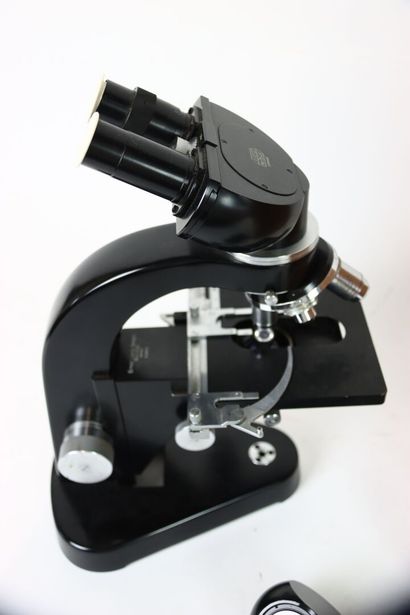 Ernst Leitz Wetzlar 
Microscope avec ses...