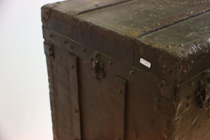Malle de voyage en bois et cuir 
Fermeture...