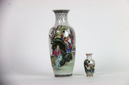 CHINE, travail moderne, 
Vase balustre en...